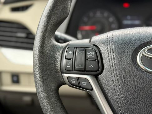 Used 2015 Toyota Sienna L FWD image 18