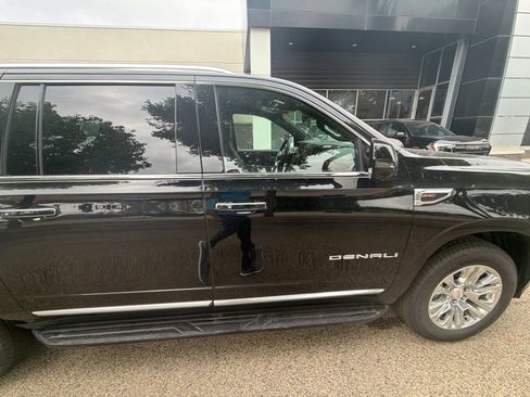 Used 2025 GMC Yukon XL Denali AWD/4WD image 9
