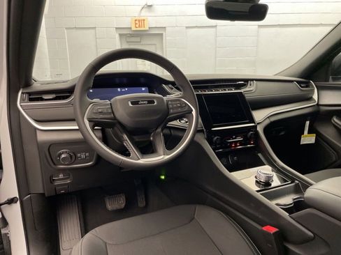 New 2026 Jeep Grand Cherokee Laredo image 9