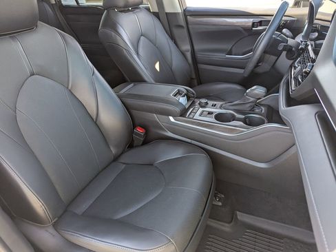 Used 2022 Toyota Highlander Limited image 12