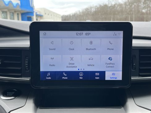 Used 2022 Ford Explorer XLT w/ Equipment Group 202A image 5