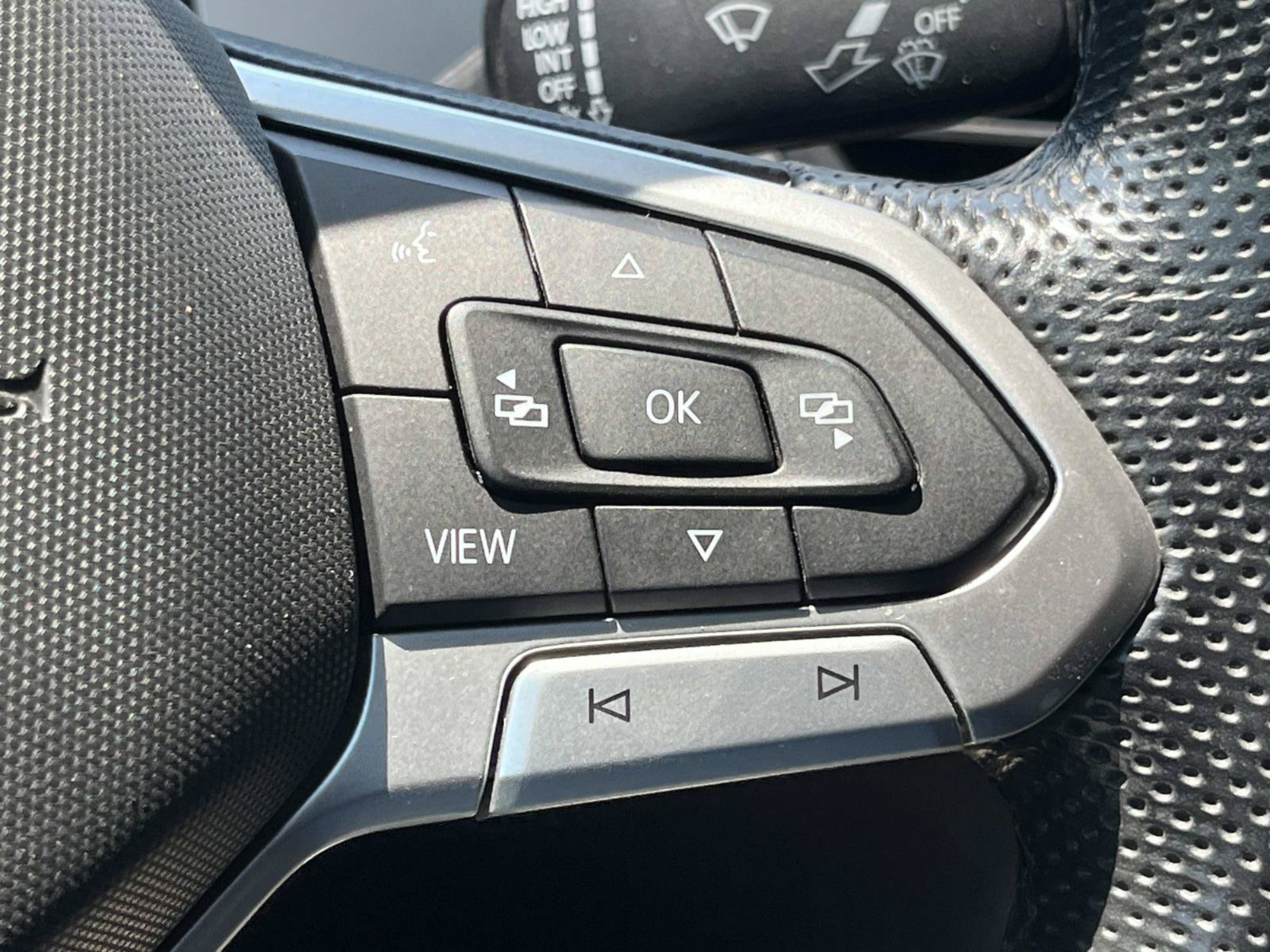 Used 2021 Volkswagen Atlas Cross Sport SE w/ Panoramic Sunroof Package FWD image 33