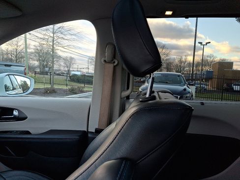 Used 2021 Chrysler Pacifica Touring-L w/ Uconnect Theater Family Group image 17