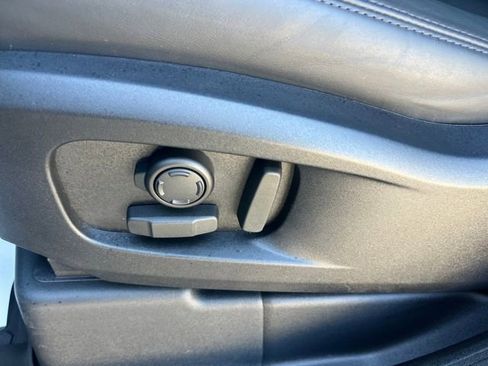 Used 2025 Land Rover Defender 110 X-Dynamic SE image 15