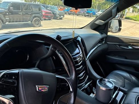 Used 2019 Cadillac Escalade ESV Platinum AWD/4WD image 9