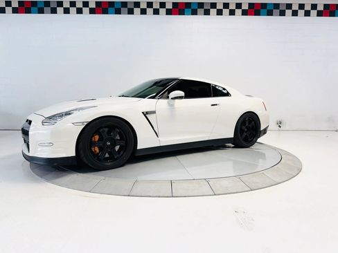 Used 2014 Nissan GT-R Black Edition AWD/4WD image 8