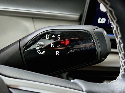Used 2025 Volkswagen Tiguan SE AWD/4WD image 10