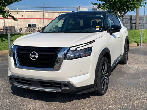 Used 2024 Nissan Pathfinder Platinum FWD image 4