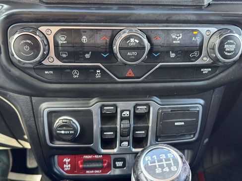 Used 2018 Jeep Wrangler Unlimited Rubicon AWD/4WD image 38