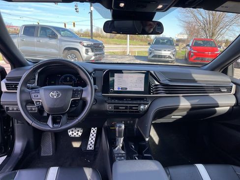 Used 2025 Toyota Camry SE image 8