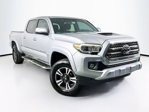 Used 2017 Toyota Tacoma TRD Sport w/ Tow Package RWD image 1