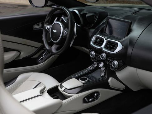 Used 2023 Aston Martin V8 Vantage Roadster RWD image 17