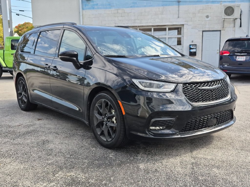 Used 2025 Chrysler Pacifica Limited FWD image 2