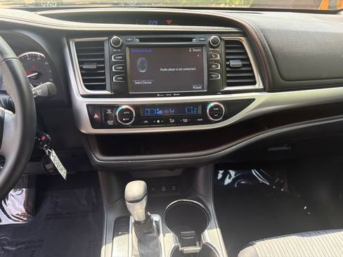 Used 2016 Toyota Highlander Plus AWD/4WD image 32