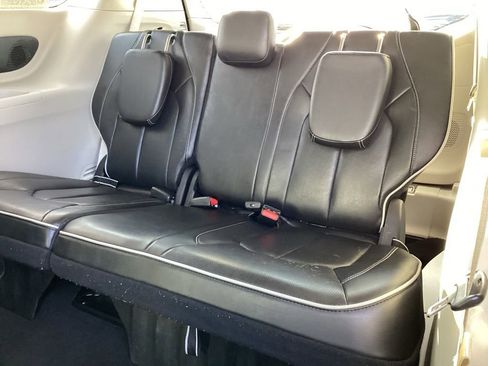 Used 2024 Chrysler Pacifica Limited image 21