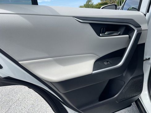Used 2020 Toyota RAV4 XLE w/ Convenience Package FWD image 28