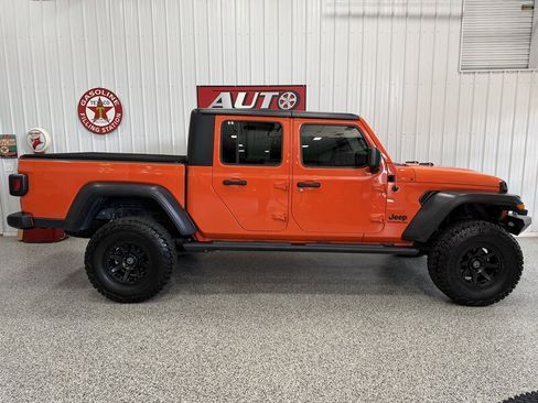 Used 2020 Jeep Gladiator Sport w/ Quick Order Package 24S AWD/4WD image 3