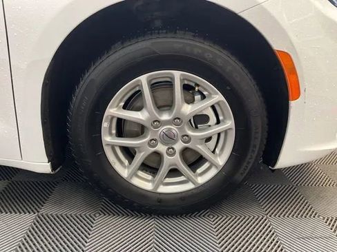 Used 2024 Chrysler Pacifica Touring-L image 21