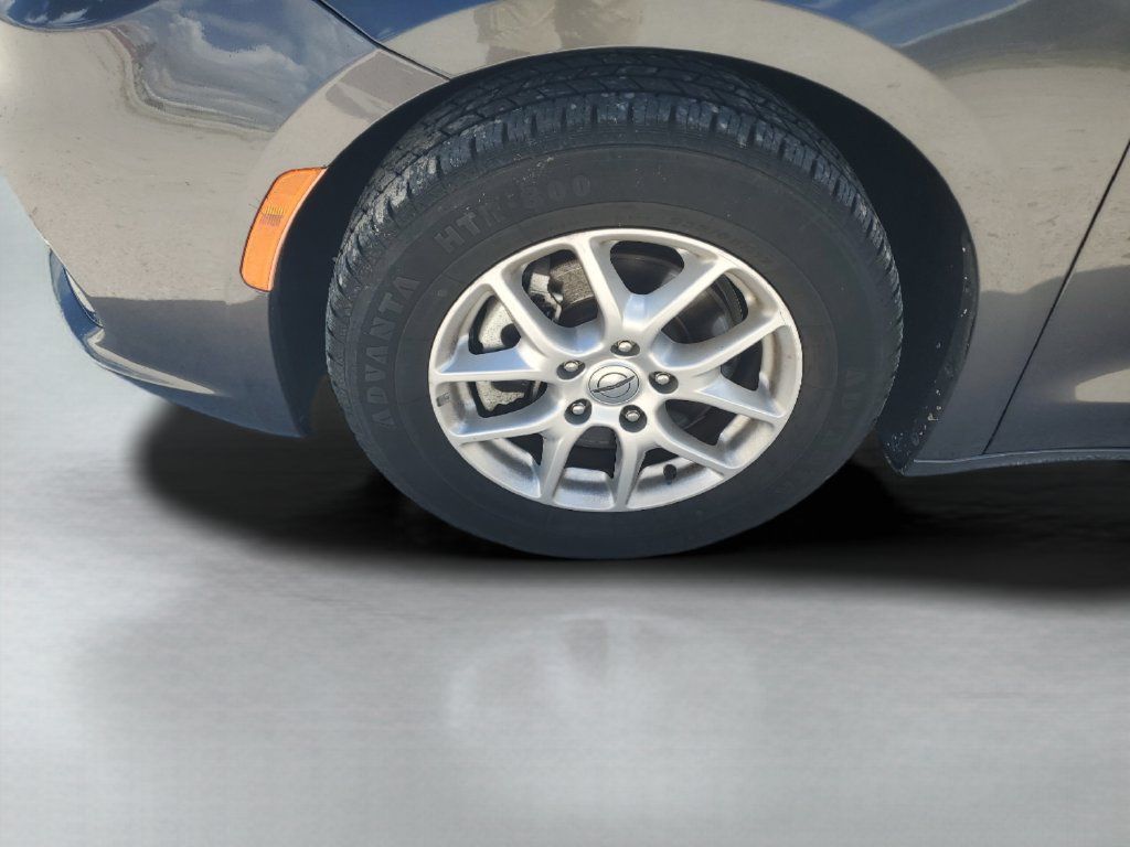 Used 2022 Chrysler Pacifica Touring-L FWD image 25