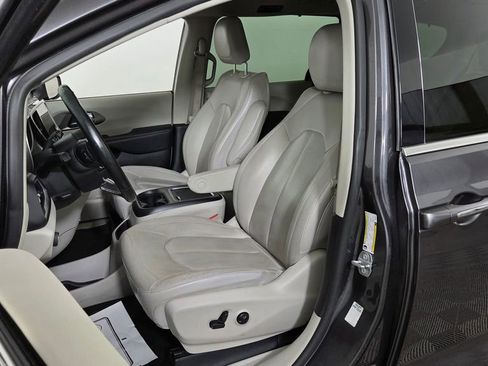 Used 2021 Chrysler Pacifica Touring-L FWD image 16
