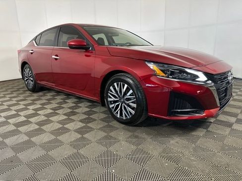 Used 2023 Nissan Altima 2.5 SV w/ SV Premium Package image 2