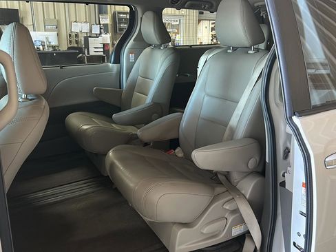 Used 2015 Toyota Sienna XLE w/ XLE Navigation Package FWD image 17