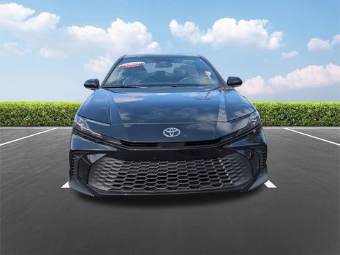 Used 2025 Toyota Camry SE image 9