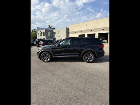 Used 2024 Ford Explorer XLT w/ Equipment Group 202A AWD/4WD image 2