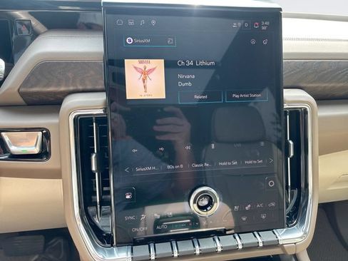 Used 2025 GMC Yukon Denali w/ Sun & Power Step Package AWD/4WD image 16