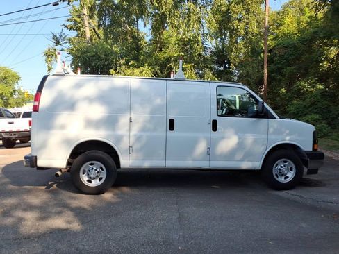 Used 2018 Chevrolet Express 2500 w/ Driver Convenience Package RWD image 2