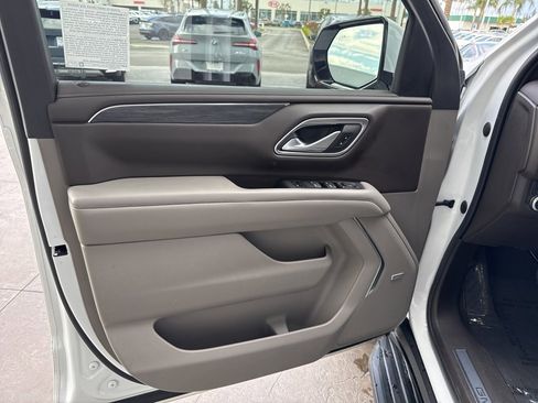 Used 2022 GMC Yukon SLT w/ SLT Premium Package image 9