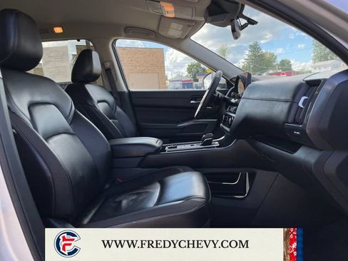 Used 2025 Nissan Pathfinder SL AWD/4WD image 41