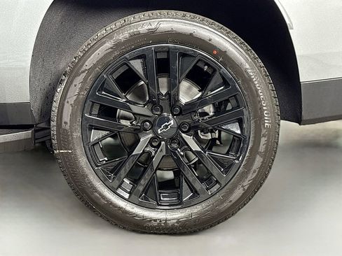 New 2025 Chevrolet Suburban Premier image 32