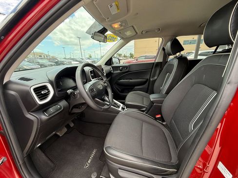 Used 2024 Hyundai Venue Limited FWD image 10