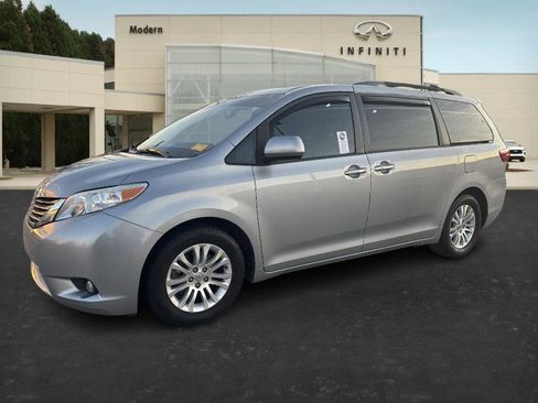 Used 2016 Toyota Sienna XLE image 8