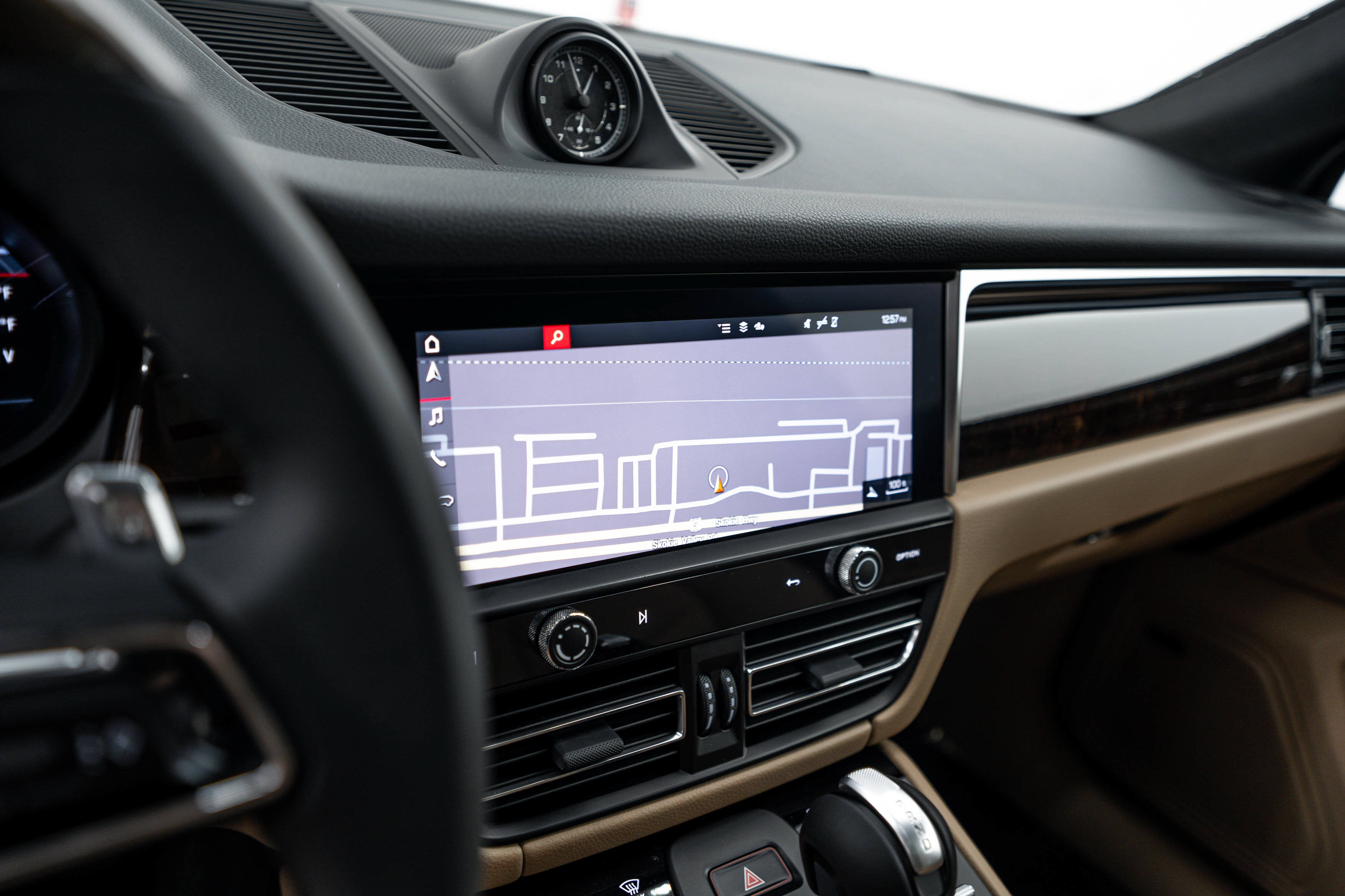 Certified 2025 Porsche Macan AWD/4WD image 12