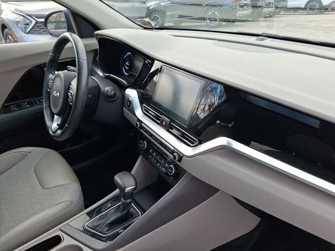 Used 2022 Kia Niro LXS image 12