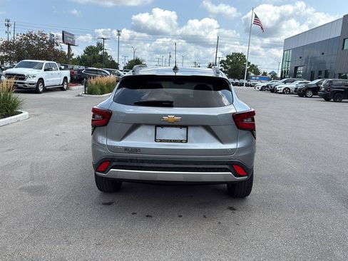 Used 2024 Chevrolet Trax LT w/ Sunroof Package FWD image 4