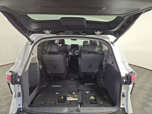 Used 2023 Toyota Sienna Limited FWD image 36