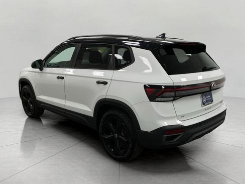 Certified 2025 Volkswagen Taos SE image 6