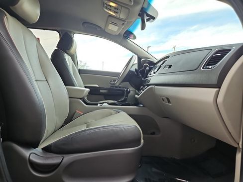 Used 2016 Kia Sedona EX FWD image 21
