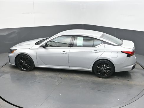 Used 2024 Nissan Altima 2.5 SR FWD image 33
