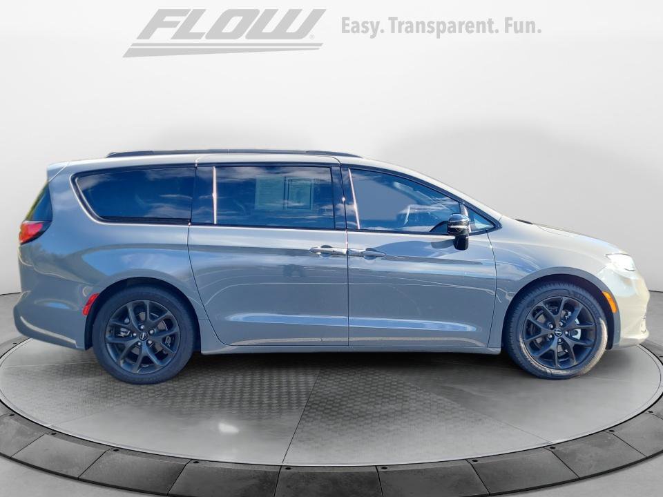 Used 2025 Chrysler Pacifica Limited FWD image 10