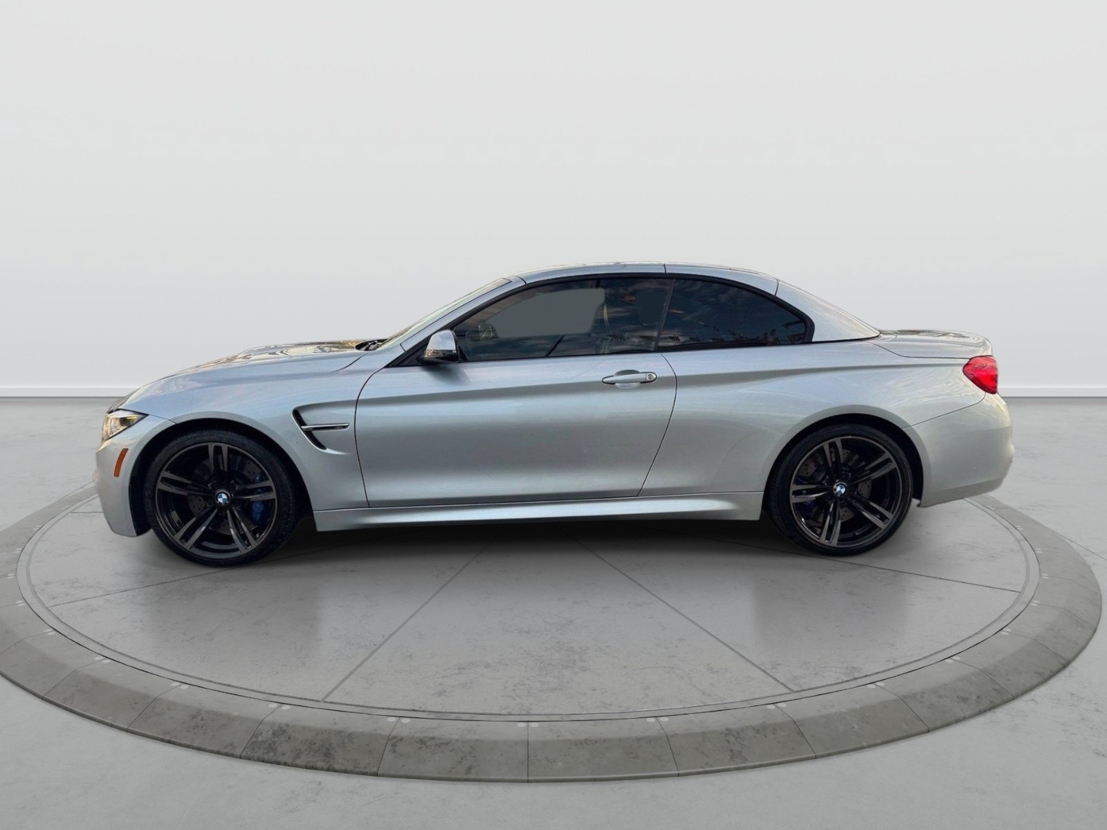 Used 2018 BMW M4 Convertible RWD image 2