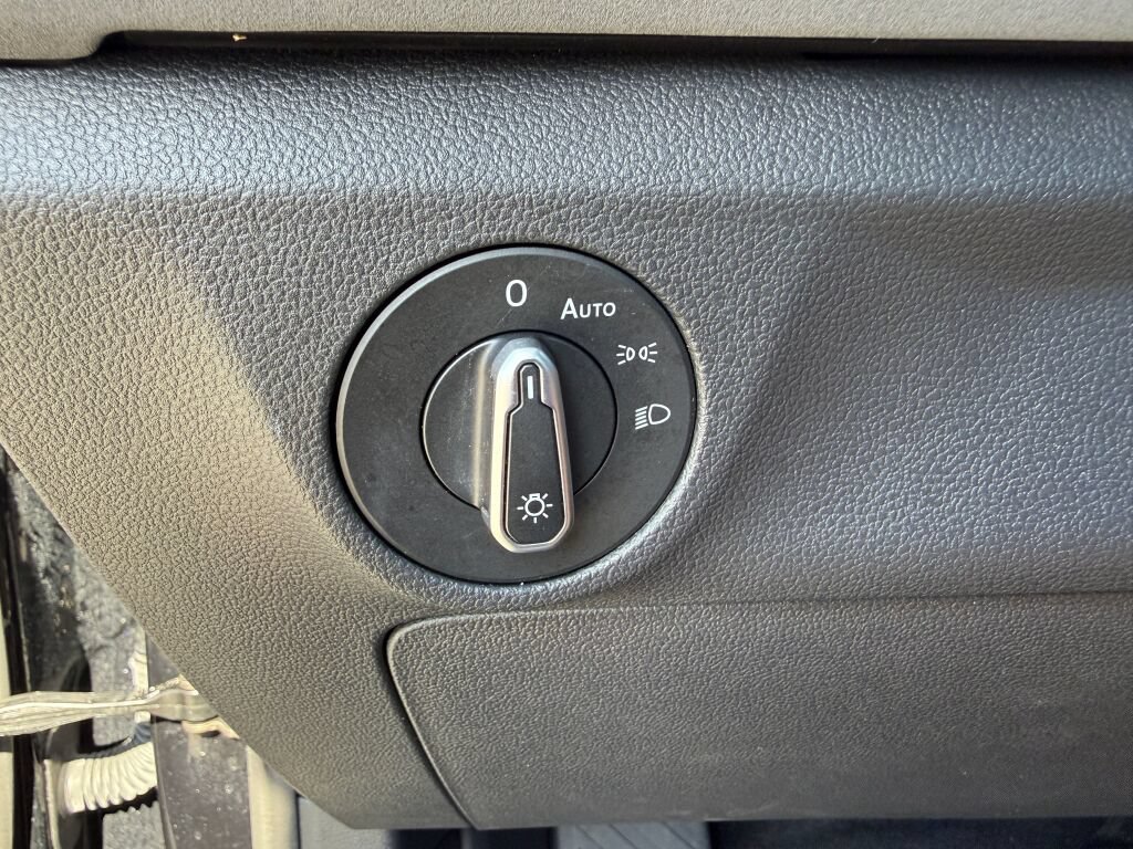Used 2025 Volkswagen Jetta SE FWD image 29