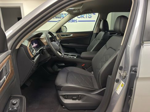 Used 2024 Volkswagen Atlas SE image 9