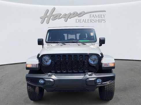 Used 2022 Jeep Gladiator Overland AWD/4WD image 9
