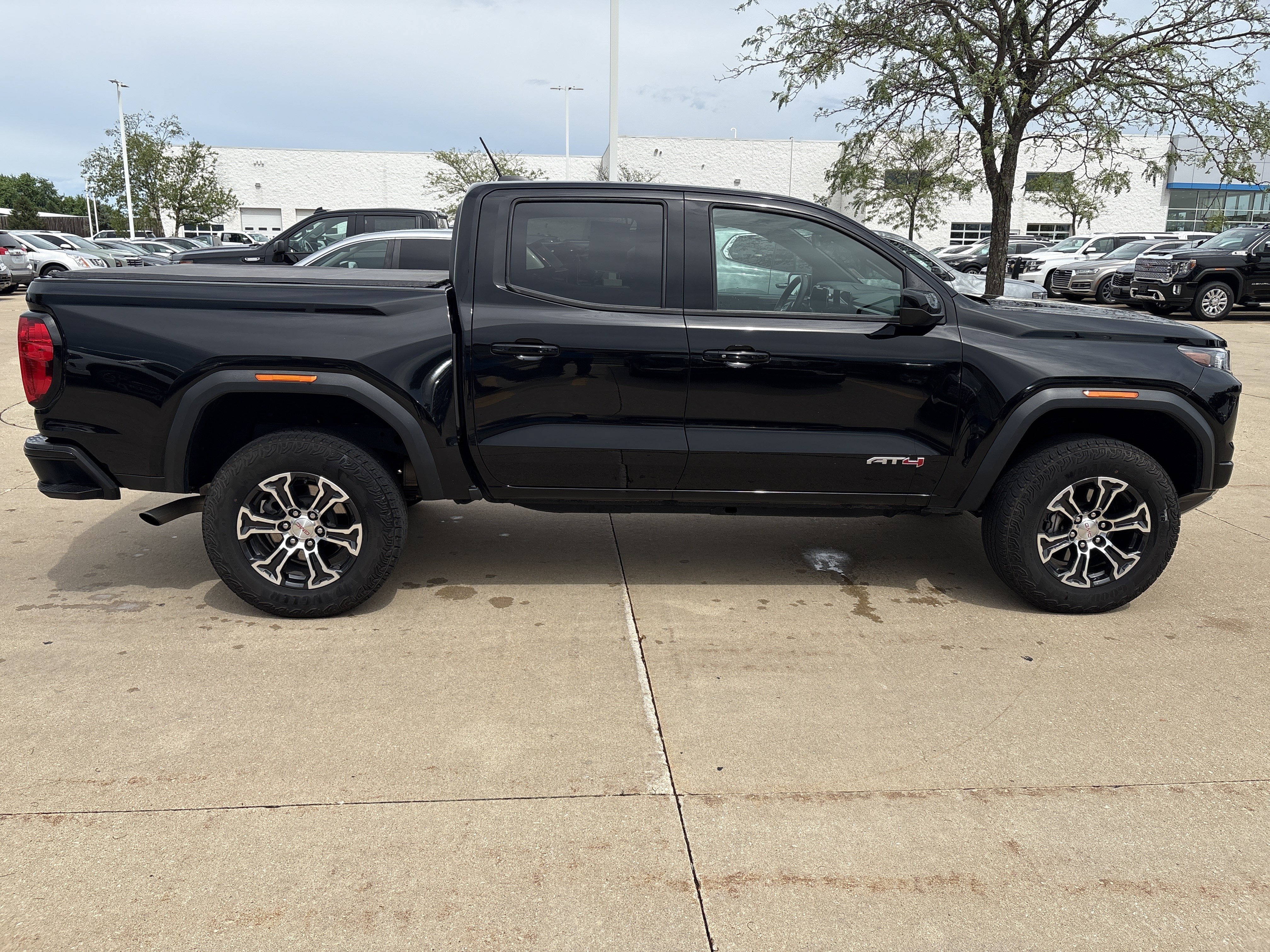 Used 2024 GMC Canyon AT4 AWD/4WD image 8