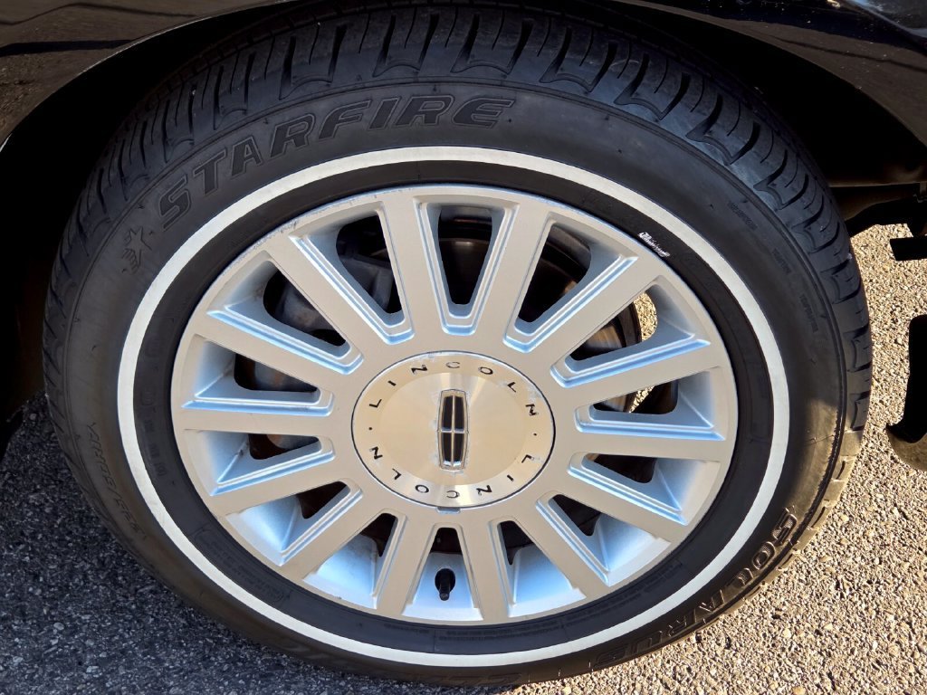 Used 2006 Lincoln Town Car Signature RWD image 8