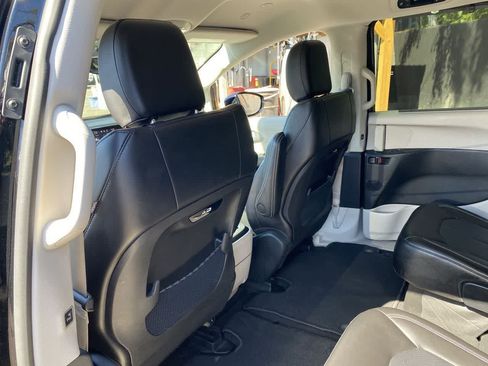Used 2024 Chrysler Pacifica Touring-L FWD image 15